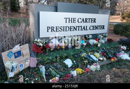 Atlanta, Georgia, USA. Dezember 2024 31. Eine Gedenkstätte für den 39. US-Präsidenten Jimmy Carter ist im Carter Center in Atlanta zu sehen. Präsident Carter starb am 29. Dezember 2024 in seiner Heimatstadt Plains, GA. Präsident Carter wird nach seiner Präsidentschaft als Vorkämpfer für humanitäre Zwecke anerkannt. Quelle: ZUMA Press, Inc./Alamy Live News Stockfoto