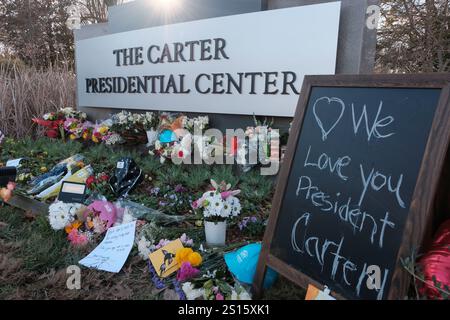 Atlanta, Georgia, USA. Dezember 2024 31. Eine Gedenkstätte für den 39. US-Präsidenten Jimmy Carter ist im Carter Center in Atlanta zu sehen. Präsident Carter starb am 29. Dezember 2024 in seiner Heimatstadt Plains, GA. Präsident Carter wird nach seiner Präsidentschaft als Vorkämpfer für humanitäre Zwecke anerkannt. Quelle: ZUMA Press, Inc./Alamy Live News Stockfoto
