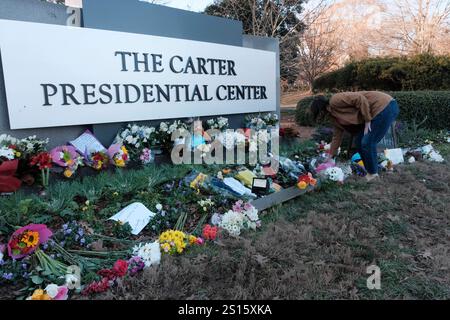 Atlanta, Georgia, USA. Dezember 2024 31. Eine Gedenkstätte für den 39. US-Präsidenten Jimmy Carter ist im Carter Center in Atlanta zu sehen. Präsident Carter starb am 29. Dezember 2024 in seiner Heimatstadt Plains, GA. Präsident Carter wird nach seiner Präsidentschaft als Vorkämpfer für humanitäre Zwecke anerkannt. Quelle: ZUMA Press, Inc./Alamy Live News Stockfoto
