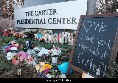 Atlanta, Georgia, USA. Dezember 2024 31. Eine Gedenkstätte für den 39. US-Präsidenten Jimmy Carter ist im Carter Center in Atlanta zu sehen. Präsident Carter starb am 29. Dezember 2024 in seiner Heimatstadt Plains, GA. Präsident Carter wird nach seiner Präsidentschaft als Vorkämpfer für humanitäre Zwecke anerkannt. Quelle: ZUMA Press, Inc./Alamy Live News Stockfoto