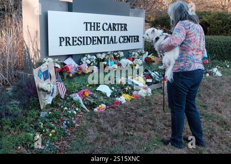 Atlanta, Georgia, USA. Dezember 2024 31. Eine Gedenkstätte für den 39. US-Präsidenten Jimmy Carter ist im Carter Center in Atlanta zu sehen. Präsident Carter starb am 29. Dezember 2024 in seiner Heimatstadt Plains, GA. Präsident Carter wird nach seiner Präsidentschaft als Vorkämpfer für humanitäre Zwecke anerkannt. Quelle: ZUMA Press, Inc./Alamy Live News Stockfoto