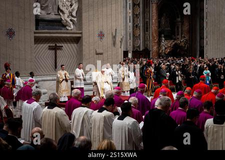 Vatikanstadt, Vatikan. Dezember 2024 31. Ein allgemeiner Blick auf das Innere der Basilika während der Feier. Papst Franziskus führt die traditionelle Jahresendfeier: Die erste Vesper und das Te Deum am Silvesterabend im Petersdom in Vatikanstadt am 31. Dezember 2024. Quelle: SOPA Images Limited/Alamy Live News Stockfoto