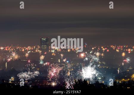 Jahreswechsel auf dem Rodderberg Blick vom Rodderberg, südlich von Bonn auf das Feuerwerk zwischen Bonn und Köln. Tausende Feuerwerksraketen steigen trotz Sturmwarnung minutenlang massiv in die Höhe, so in den ersten Minuten des neuen Jahres ein höhrere Feinstaubbelaastung entsteht und die Weitsicht behindert. Bonn Mehlem Nordrhein-Westfalen Deutschland Copyright: XBonn.digitalx/xMarcxJohnx Stockfoto