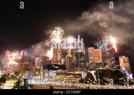 Melbourne, Australien. Januar 2025. Ein Feuerwerk erleuchtet Melbournes Stadtbild. Die Flinders Street Station und der Yarra River bilden eine spektakuläre Kulisse für die Silvesterfeiern. Melbournes Neujahrsfeuerwerk beleuchtet die Skyline der Stadt, spiegelt sich im Yarra River und zieht Tausende von Menschen an berühmte Orte wie die Flinders Street Station. Diese jährliche Veranstaltung feiert die Ankunft des Jahres 2025 mit einer schillernden Ausstellung, die Bewohner und Besucher in einer festlichen Atmosphäre voller Freude und Vorfreude vereint. Quelle: SOPA Images Limited/Alamy Live News Stockfoto