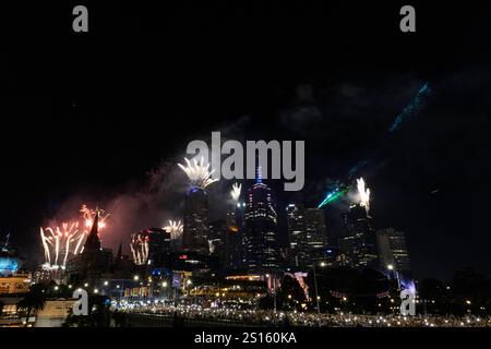 Ein Feuerwerk erleuchtet Melbournes Stadtbild. Die Flinders Street Station und der Yarra River bilden eine spektakuläre Kulisse für die Silvesterfeiern. Melbournes Neujahrsfeuerwerk beleuchtet die Skyline der Stadt, spiegelt sich im Yarra River und zieht Tausende von Menschen an berühmte Orte wie die Flinders Street Station. Diese jährliche Veranstaltung feiert die Ankunft des Jahres 2025 mit einer schillernden Ausstellung, die Bewohner und Besucher in einer festlichen Atmosphäre voller Freude und Vorfreude vereint. (Foto: YE Myo Khant/SOPA Images/SIPA USA) Stockfoto