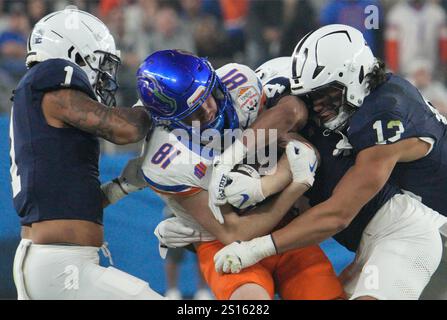 Glendale, Usa. Dezember 2024 31. Boise State Wide Receiver Cooper Jones (18) stürzt am Dienstag, den 31. Dezember 2024, im ersten Viertel des VRBO Fiesta Bowl im State Farm Stadium in Glendale, Arizona, gegen Penn State. Foto von Bob Strong/UPI Credit: UPI/Alamy Live News Stockfoto