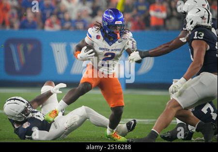 Glendale, Usa. Dezember 2024 31. Boise State Running Back Ashton Jeanty (2) stürzt am Dienstag, den 31. Dezember 2024, im ersten Viertel des VRBO Fiesta Bowl im State Farm Stadium in Glendale, Arizona, gegen Penn State. Foto von Bob Strong/UPI Credit: UPI/Alamy Live News Stockfoto