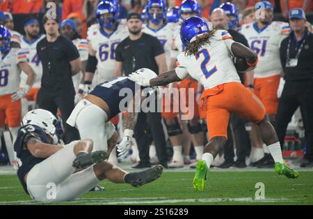 Glendale, Usa. Dezember 2024 31. Boise State Running Back Ashton Jeanty (2) stürzt den Ball gegen Penn State im zweiten Viertel des VRBO Fiesta Bowl im State Farm Stadium in Glendale, Arizona am Dienstag, den 31. Dezember 2024. Foto von Bob Strong/UPI Credit: UPI/Alamy Live News Stockfoto