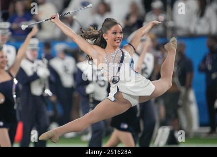 Glendale, Usa. Dezember 2024 31. Ein Penn State Baton Twirler tritt vor dem Beginn des VRBO Fiesta Bowl gegen Boise State im State Farm Stadium in Glendale, Arizona am Dienstag, den 31. Dezember 2024 auf. Foto von Bob Strong/UPI Credit: UPI/Alamy Live News Stockfoto