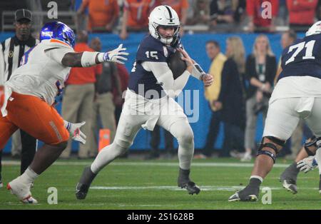 Glendale, Usa. Dezember 2024 31. Penn State Quarterback Drew Allar (15) kämpft gegen Boise State im ersten Viertel des VRBO Fiesta Bowl im State Farm Stadium in Glendale, Arizona am Dienstag, den 31. Dezember 2024. Foto von Bob Strong/UPI Credit: UPI/Alamy Live News Stockfoto