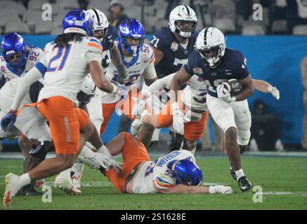 Glendale, Usa. Dezember 2024 31. Penn State Running Back Nicholas Singleton (10) stürzt gegen die Boise State Defense im zweiten Viertel des VRBO Fiesta Bowl im State Farm Stadium in Glendale, Arizona am Dienstag, den 31. Dezember 2024. Foto von Bob Strong/UPI Credit: UPI/Alamy Live News Stockfoto