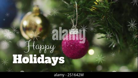 Bild des Begrüßungstextes der Saison über dem weihnachtsbaum Stockfoto