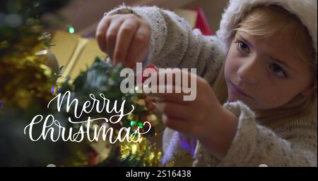 Bild des Grußtextes der Saison über dem kaukasischen Mädchen und dem weihnachtsbaum Stockfoto