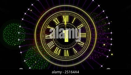 Bild der Uhr mit Mitternacht und Feuerwerk, das auf schwarzem Hintergrund explodiert Stockfoto