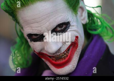 New York, USA. Januar 2025. New York, New York, USA. Dezember 2024 31. Times Square mit Tausenden von Nachtschwärmern, die sich auf Silvester vorbereiten, einschließlich des JOKERS unter schwerer NYPD-Sicherheit in New York City. Die legendäre Veranstaltung begrüßte das neue Jahr mit blendenden Lichtern, Konfetti und erhöhten Sicherheitsmaßnahmen. Quelle: ZUMA Press, Inc./Alamy Live News Stockfoto