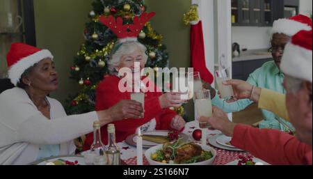 Seniorenfreunde feiern die Festtage zu Hause Stockfoto