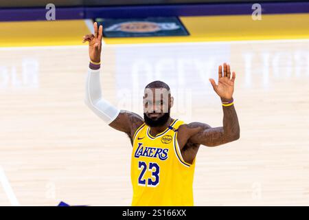 Los Angeles, Usa. Dezember 2024 31. Die Gesten des LeBron James #23 der Los Angeles Lakers während eines NBA-Basketballspiels gegen die Cleveland Cavaliers in der Crypto.com Arena. NBA 2024: Cavaliers 122: 110 Lakers (Foto: Ringo Chiu/SOPA Images/SIPA USA) Credit: SIPA USA/Alamy Live News Stockfoto