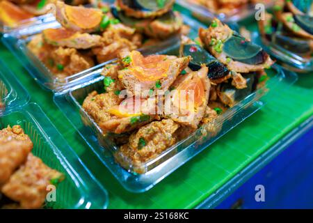 Gebratenes, Gesalzenes Ei, Gewickelt Mit Curry-Fischkuchen. Stockfoto