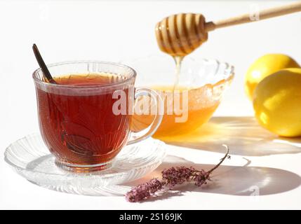 Glas türkischer Tee mit Honig, Blume und Zitrone isoliert auf weiß Stockfoto