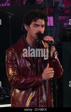 New York, USA. Januar 2025. Ny. Dezember 2024 31. Joe Jonas bei einem öffentlichen Auftritt zur Times Square Silvesterfeier, Manhattan, New York, NY, Dezember 31, 2024. Credit: Manoli Figetakis/Everett Collection/Alamy Live News Credit: Everett Collection Inc/Alamy Live News Stockfoto