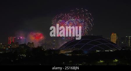 Der Countdown bis 2025 und das spektakulärste Feuerwerk im Sports Hub und in der Marina Bay, um das neue Jahr einzuläuten. Stockfoto
