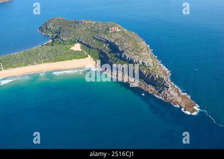 LUFTAUFNAHME. Sydneys nördlichster Punkt, die Pittwater-Mündung auf der rechten Seite. Barrenjoey Headlands, Palm Beach, Sydney, New South Wales, Australien. Stockfoto
