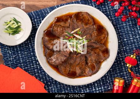 Taiwanesische geschmorte Rindfleischscheiben auf einem Teller für traditionelle und mondäne Neujahrsgerichte. Stockfoto