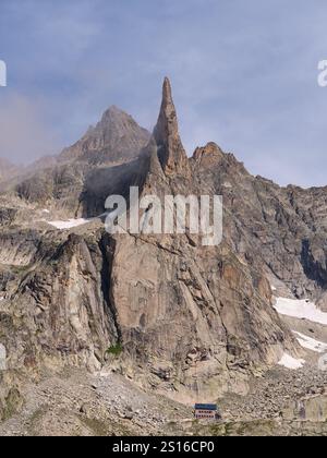 LUFTAUFNAHME. Soreiller Hütte (2720 m) dominiert von der Aiguille de Dibona (3130 m), St-Christophe-en-Oisans, Isère, Auvergne-Rhône-Alpes, Frankreich. Stockfoto