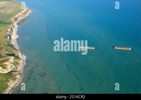LUFTAUFNAHME. Künstlicher Hafen von Maulbeeren. Arromanches-les-Bains, Calvados, Normandie, Frankreich. Stockfoto