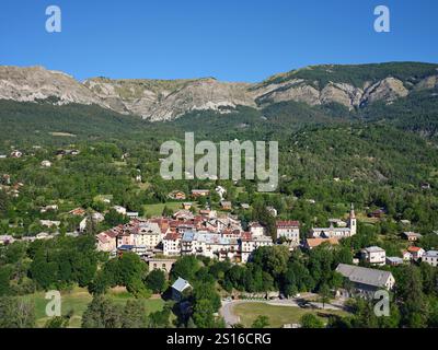 LUFTAUFNAHME. Malerisches Dorf Beauvezer auf einer kleinen Klippe im Upper Verdon Valley. Alpes-de-Haute-Provence, Frankreich. Stockfoto