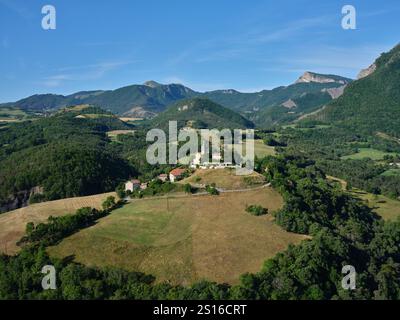 LUFTAUFNAHME. Auf einem Hügel gelegene Ortsteil Bellaffaire in einem dünn besiedelten Gebiet der französischen Alpen. Alpes-de-Haute-Provence, Frankreich. Stockfoto