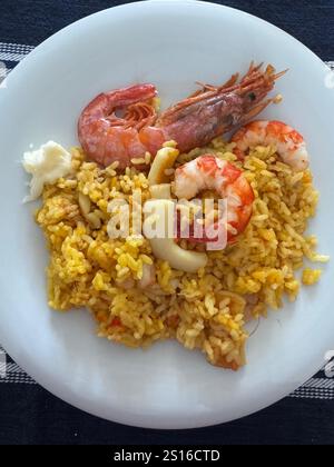 Paella spanisches Essen auf weißem Teller Stockfoto