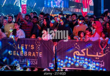 NEUJAHRSFEIERN IN DOHA am 1. Januar 2025 versammeln sich die Menschen am Lusail Boulevard während der Feierlichkeiten zum Neuen YearÕs-Tag 2025 in Doha, Katar. DOHA Katar Copyright: XNOUSHADx Stockfoto