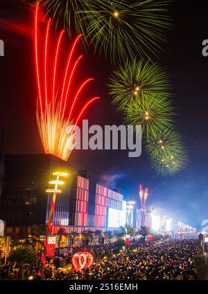NEUJAHRSFEIERN IN DOHA Feuerwerk und Drohnenshow erhellen den Mitternachthimmel über dem Lusail Boulevard während der YearÕs Feierlichkeiten zum NEUJAHRSTAG 2025 in Doha, Katar, am 1. Januar 2025. DOHA Katar Copyright: XNOUSHADx Stockfoto