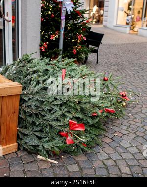 Oldenburg, Deutschland. Januar 2025. Vor einem Laden im Stadtzentrum liegt ein durch den starken Wind umgefallener Weihnachtsbaum. Der Deutsche Wetterdienst (DWD) warnt vor stürmischem Wetter in Norddeutschland. Quelle: Hauke-Christian Dittrich/dpa/Alamy Live News Stockfoto
