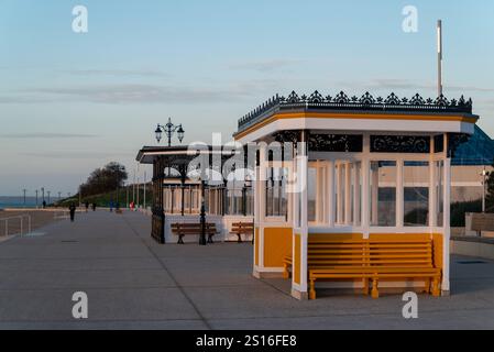 Windschutzhütten an der neu eröffneten Promenade von Southsea Seafront in Portsmouth. Dezember 2024 Stockfoto
