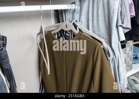 Nahaufnahme von weiblichen Tüchern an Kleiderbügeln im Schrank Stockfoto
