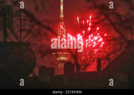 Berlin, Deutschland, 01.01.2025: Jahreswechsel 2024/25: Silvesterfeuerwerk am Berliner Fernsehturm am Alexanderplatz, fotografiert von Kreuzberg aus über die Dächer von Wohnhäusern *** Berlin, 01 01 01 2025 Silvesterfeuerwerk 2024 25 Silvesterfeuerwerk am Berliner Fernsehturm am Alexanderplatz, fotografiert von Kreuzberg über den Dächern von Wohnhäusern Copyright: XdtsxNachrichtenagenturx dts 54943 Stockfoto
