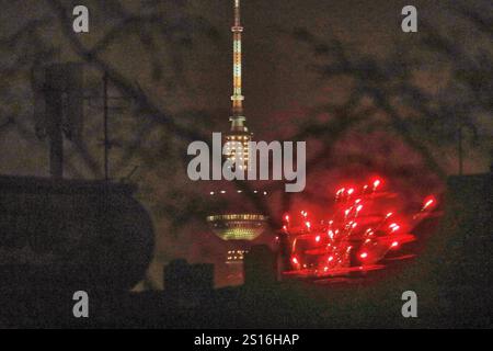 Berlin, Deutschland, 01.01.2025: Jahreswechsel 2024/25: Silvesterfeuerwerk am Berliner Fernsehturm am Alexanderplatz, fotografiert von Kreuzberg aus über die Dächer von Wohnhäusern *** Berlin, 01 01 01 2025 Silvesterfeuerwerk 2024 25 Silvesterfeuerwerk am Berliner Fernsehturm am Alexanderplatz, fotografiert von Kreuzberg über den Dächern von Wohnhäusern Copyright: XdtsxNachrichtenagenturx dts 54941 Stockfoto