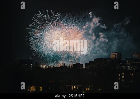 Wunderschönes Feuerwerk, das in lebhaften Farben über der Skyline von London zum Silvester 2024 explodiert Stockfoto