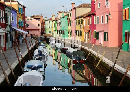 Lebendige und farbenfrohe Häuser am Kanal in Burano, einer malerischen Insel in der Lagune von Venedig, Italien Stockfoto
