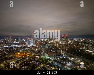 Luftaufnahme von Manchester mit Blick auf den Deansgate Square Komplex bei Sonnenuntergang und Dämmerung Stockfoto