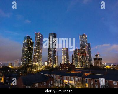 Luftaufnahme von Manchester mit Blick auf den Deansgate Square Komplex bei Sonnenuntergang und Dämmerung Stockfoto
