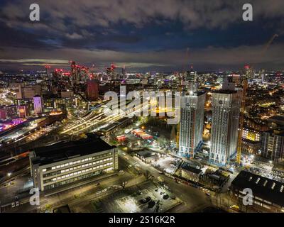 Luftaufnahme von Manchester mit Blick auf den Deansgate Square Komplex bei Sonnenuntergang und Dämmerung Stockfoto