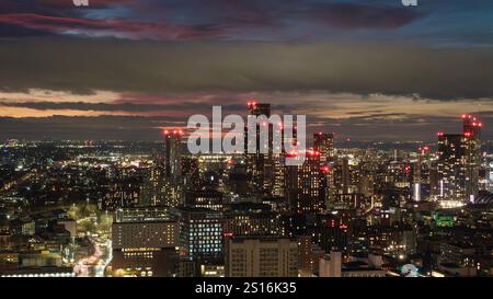 Luftaufnahme von Manchester mit Blick auf den Deansgate Square Komplex bei Sonnenuntergang und Dämmerung Stockfoto