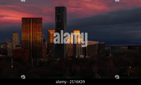 Luftaufnahme von Manchester mit Blick auf den Deansgate Square Komplex bei Sonnenuntergang und Dämmerung Stockfoto