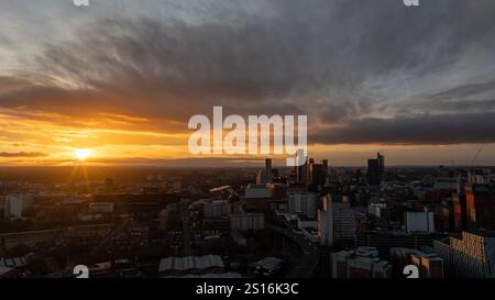 Luftaufnahme von Manchester mit Blick auf den Deansgate Square Komplex bei Sonnenuntergang und Dämmerung Stockfoto