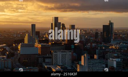 Luftaufnahme von Manchester mit Blick auf den Deansgate Square Komplex bei Sonnenuntergang und Dämmerung Stockfoto