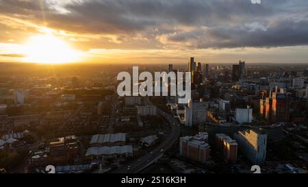 Luftaufnahme von Manchester mit Blick auf den Deansgate Square Komplex bei Sonnenuntergang und Dämmerung Stockfoto