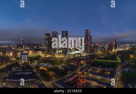 Luftaufnahme von Manchester mit Blick auf den Deansgate Square Komplex bei Sonnenuntergang und Dämmerung Stockfoto